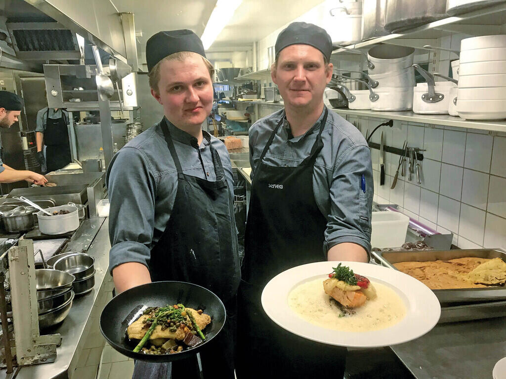 Elliot och Emil serverar Dagens fångst och Skepparmiddag från köket på Axmar Brygga