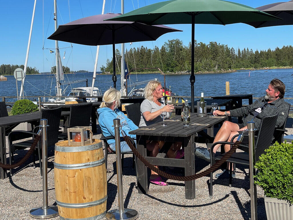 Axmar Bryggas nya uteservering Kajkanten ligger i hamnen i Axmar bruk.