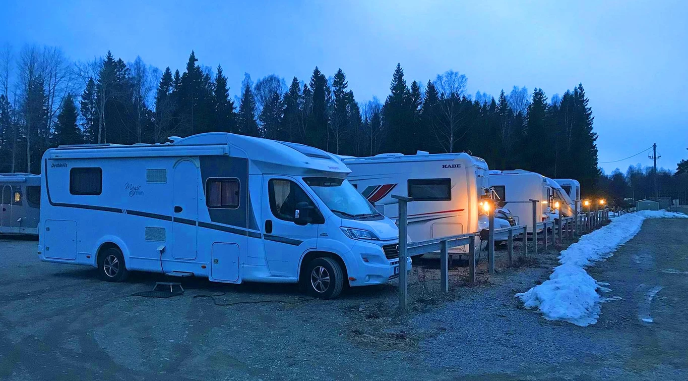 Ställplatser vid restaurangen i Axmar hamn.