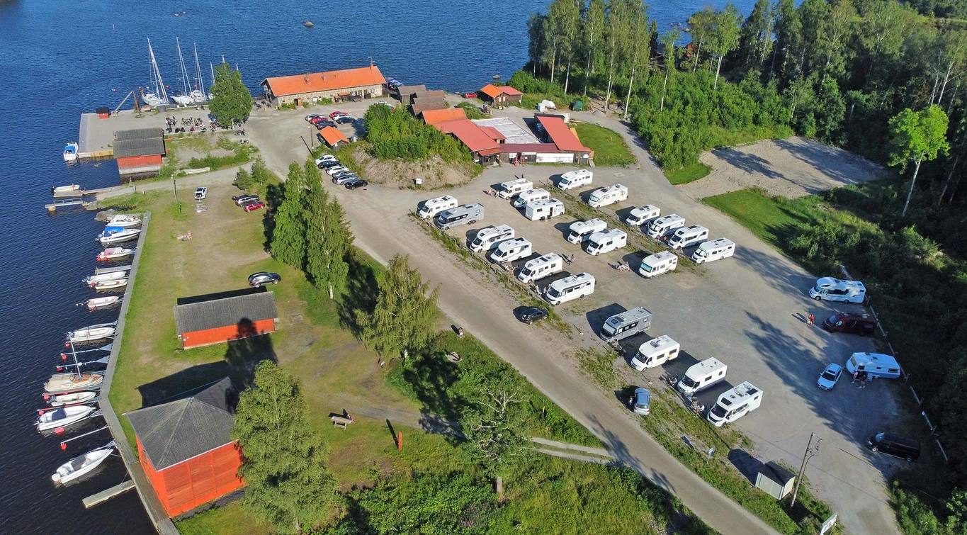 Ställplatser vid restaurangen i Axmar hamn.