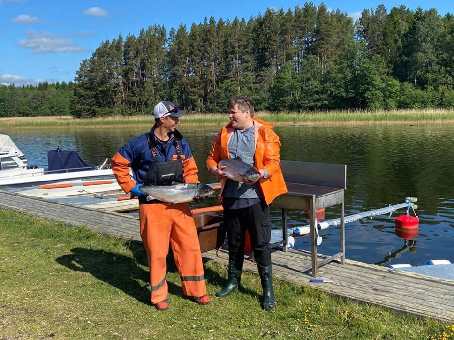 Köksmästare Leif Klövstedt och fiskaren Fredrik Åström går igenom dagens fångst.