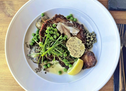 Axmar Bryggans schnitzel - en av nyheterna på årets vårmeny.